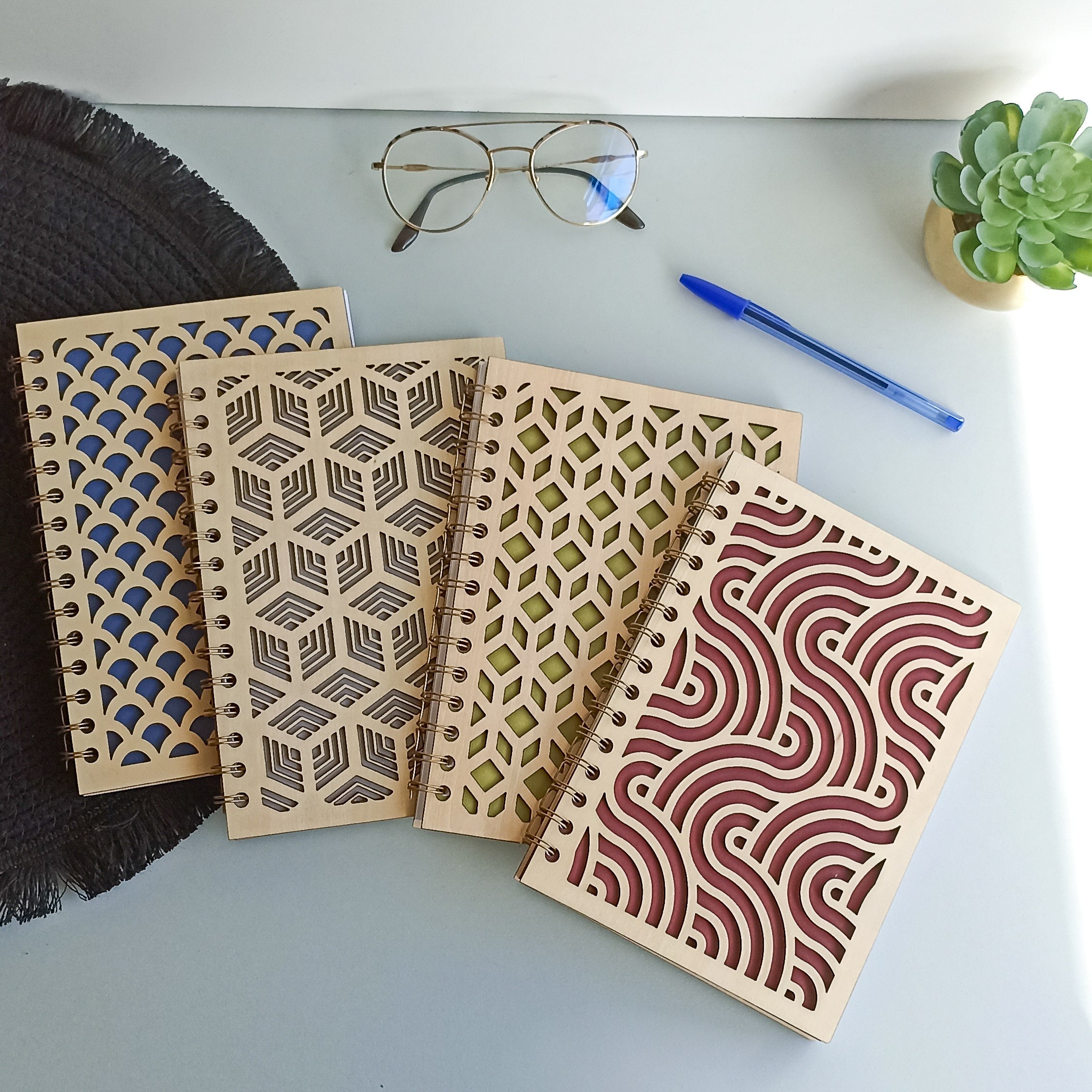 Petit carnet A6 en bois gravé à motif Indien – Atelier ORYS