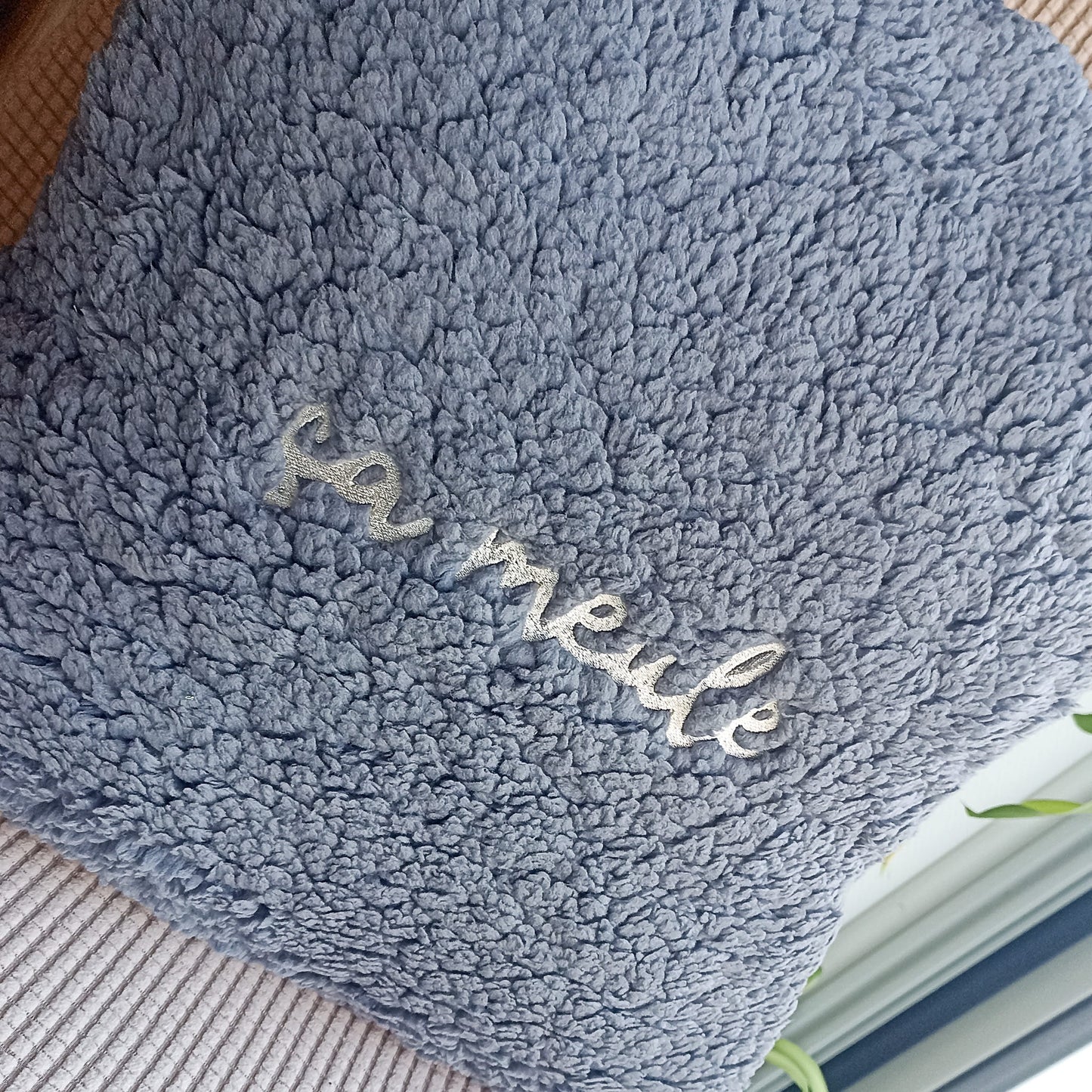Coussin brodé "Ça meule" en peluche - Fabriqué dans le Jura - Millus Design